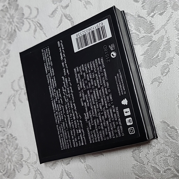 Huda "Coral Obsessions" Eyeshadow Palette - Picture 6 of 10